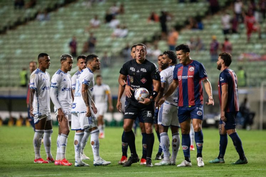 Cruzeiro Goleia Itabirito por 4 a 1 no Mineiro: Hat-trick de Gabigol e Liderança Garantida