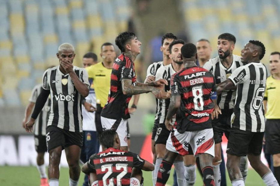 🔥 Briga entre Flamengo e Botafogo Termina em Confusão no Maracanã