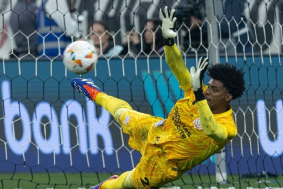 Hugo Souza Reafirma Compromisso com o Corinthians Apesar do Interesse Europeu
