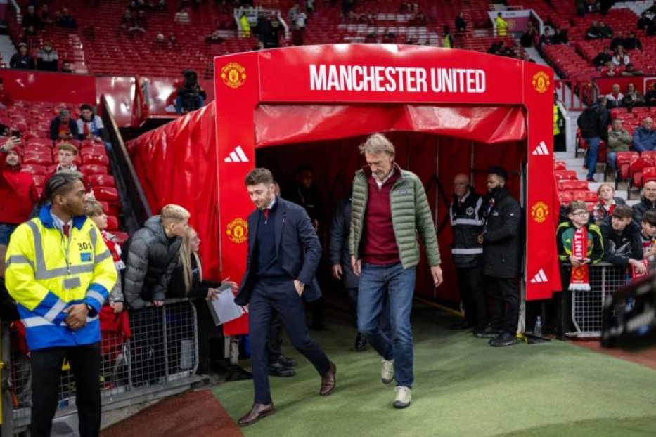 Manchester United em Crise: Cortes, Protestos e Futuro Incerto