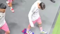 Messi Pisa em Camisa do Barcelona e vídeo viraliza