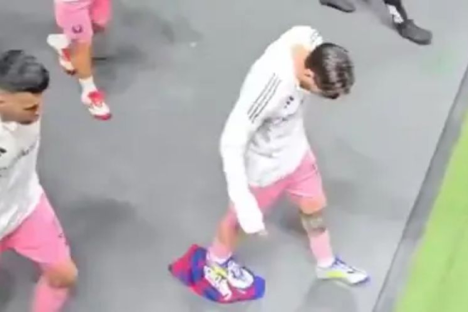 Messi Pisa em Camisa do Barcelona e vídeo viraliza