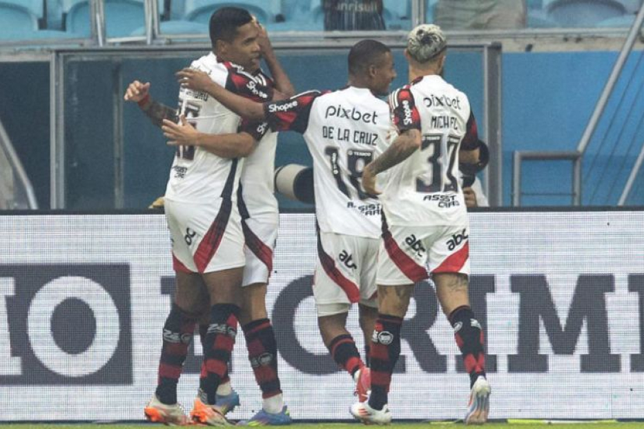 Alex Sandro Brilha na Vitória do Flamengo sobre o Grêmio e Conquista a Torcida em 2025