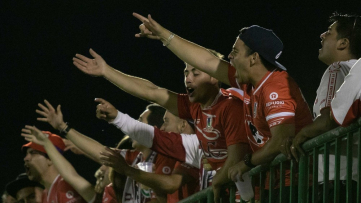 Torcida do La Calera limpa arquibancadas e banheiros da Arena Condá Torcida do La Calera limpa arquibancadas e banheiros da Arena Condá