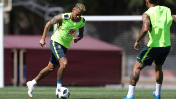 Após susto, CBF divulga foto de Neymar treinando Após susto, CBF divulga foto de Neymar treinando